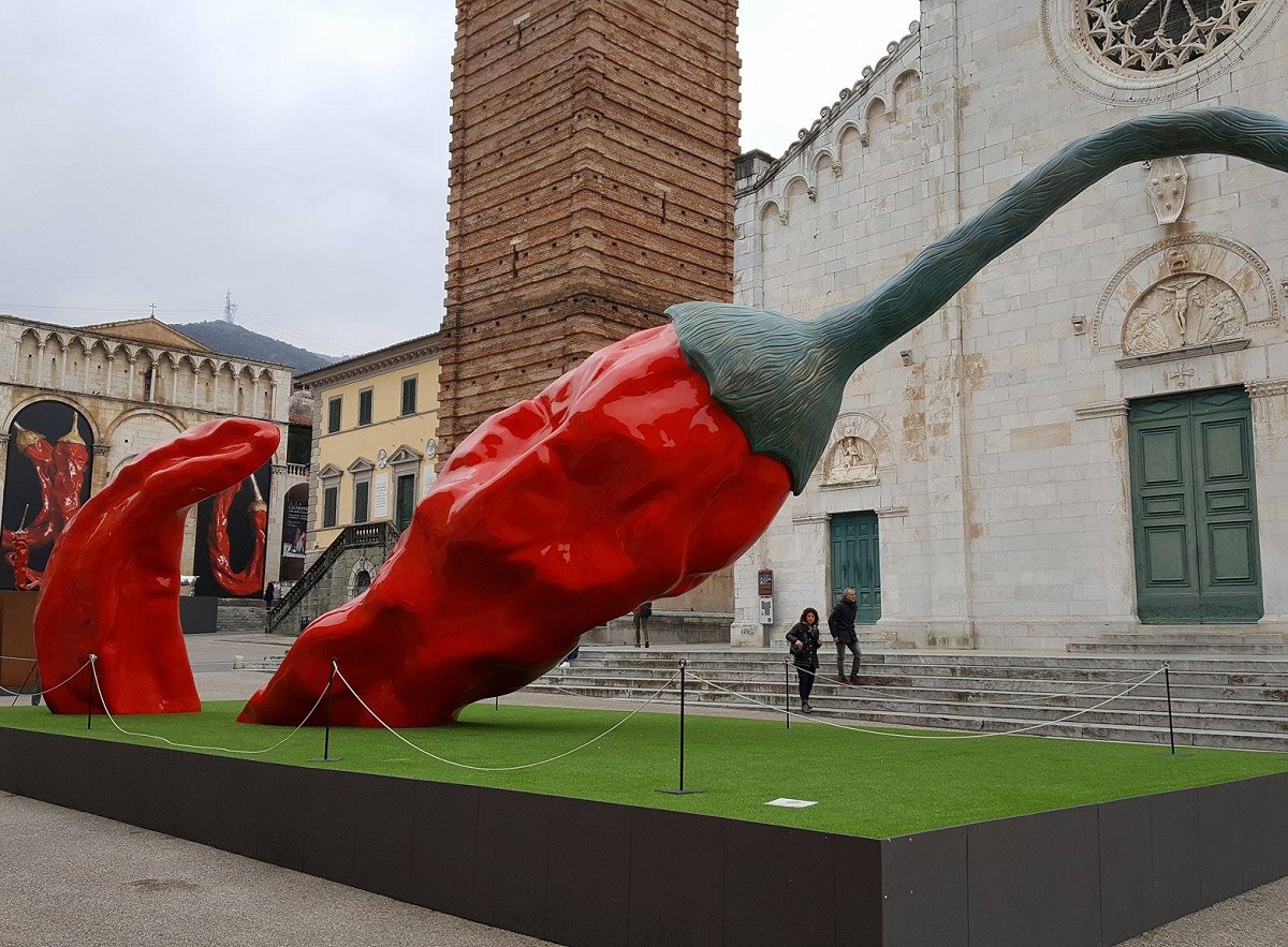 The Red Giant, installazione di Giuseppe Carta a Pietrasanta. Foto by salelecucina