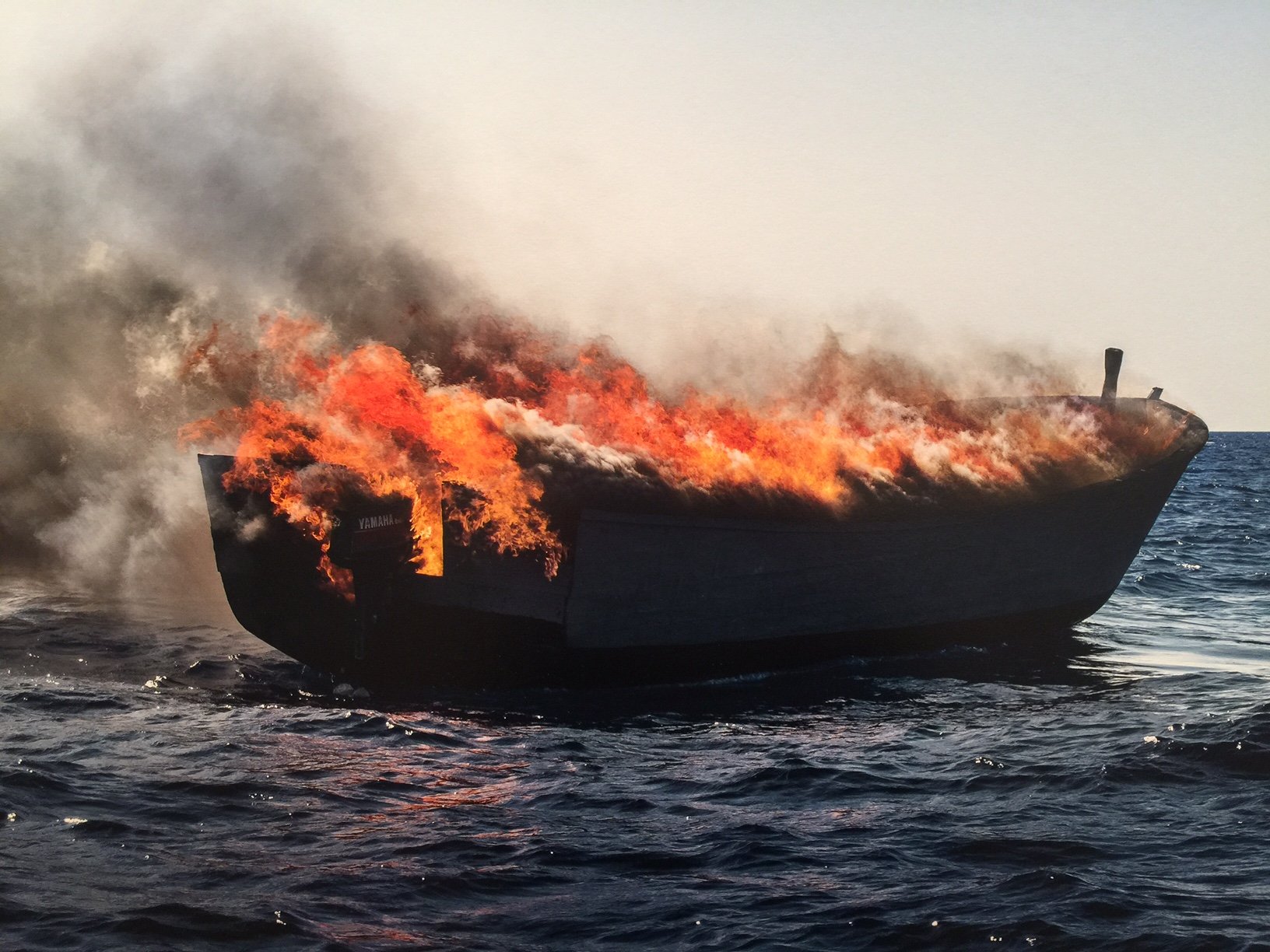 Bruno Fert, Barque en flames. Mer Méditerranée, juillet 2017, dettaglio