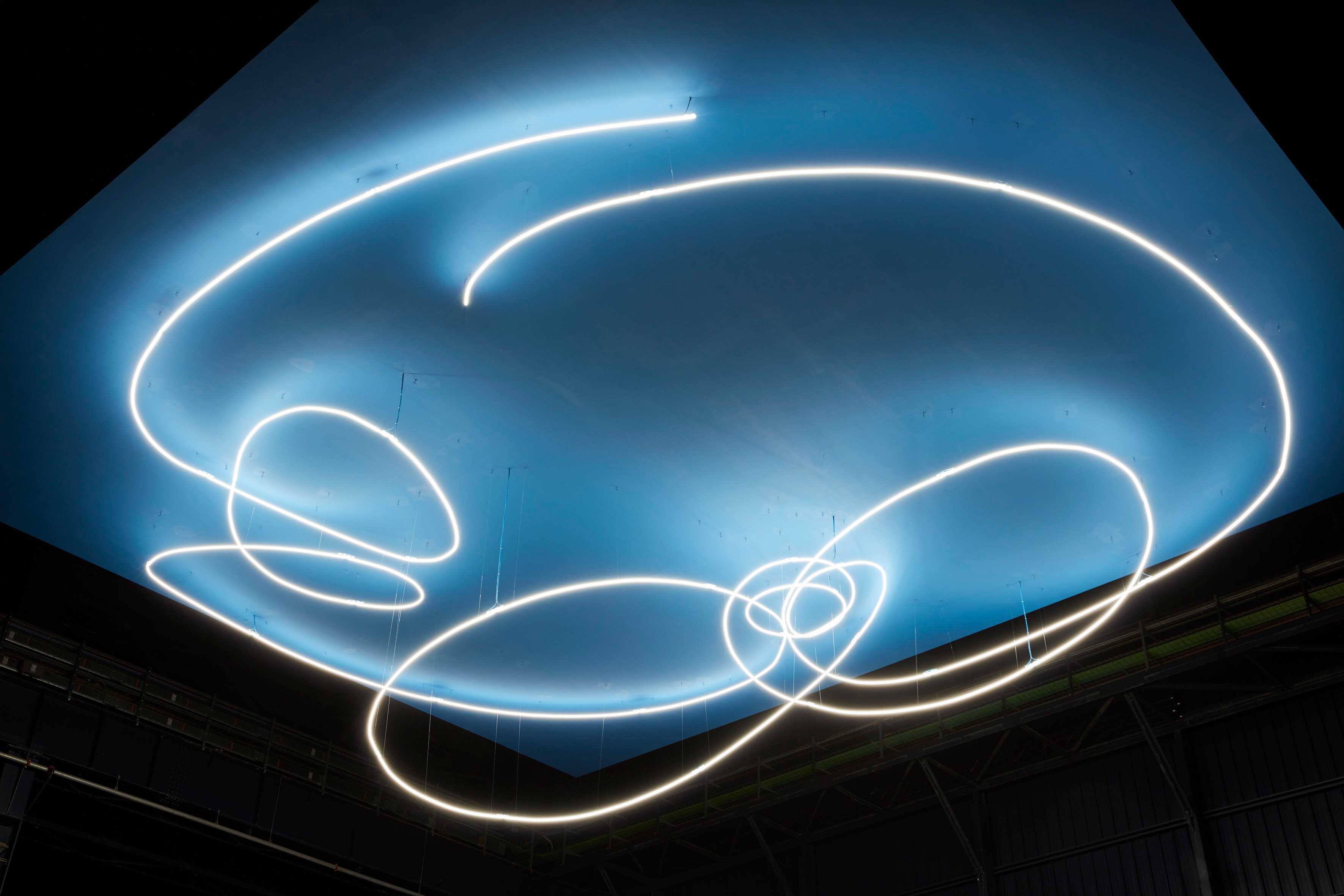 Lucio Fontana, Struttura al neon per la IX Triennale di Milano, 1951-2017, veduta dell’installazione in Pirelli HangarBicocca, Milano, 2017. Courtesy Pirelli HangarBicocca, Milano. ©Fondazione Lucio Fontana. Photo Agostino Osio