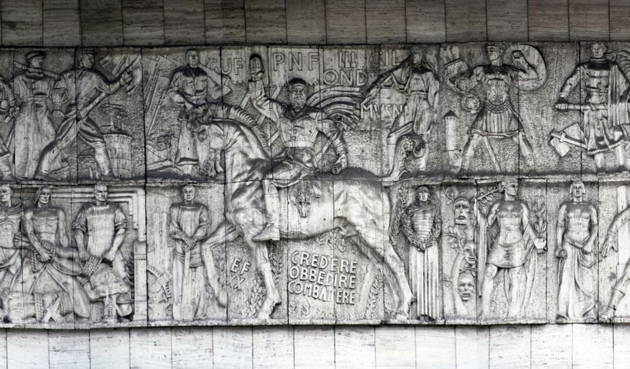 Un dettaglio del bassorilievo di Mussolini a Bolzano