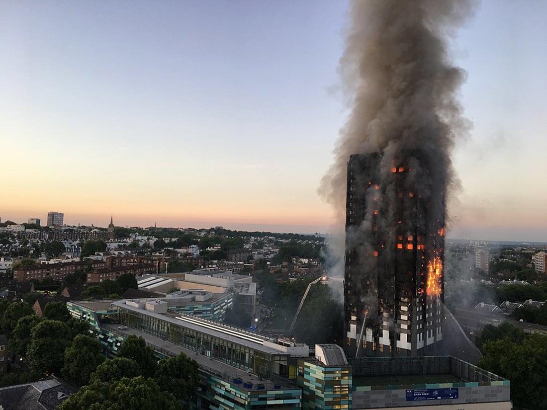 Grenfell Tower fire, 4:43 a.m. Foto Natalie Oxford. Via Wikipedia