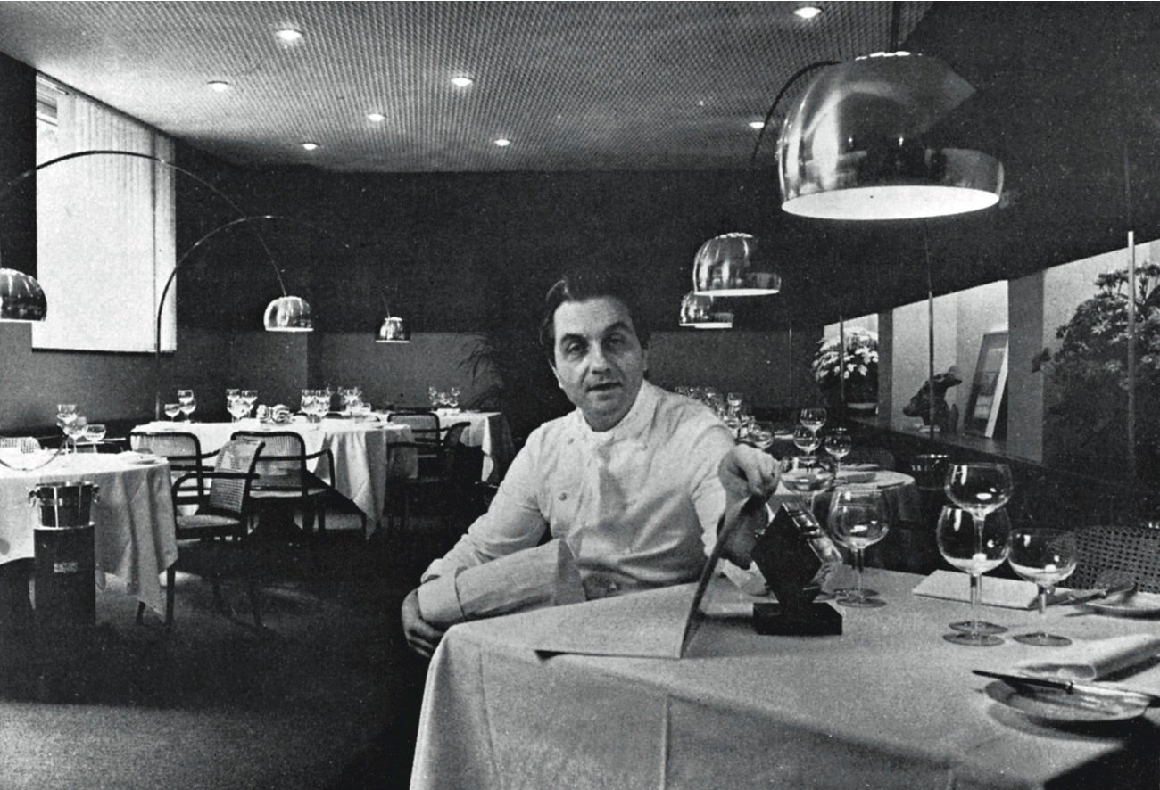 Gualtiero Marchesi nel suo ristorante in via Bonvesin de la Riva tra opere di Castiglioni e Pomodoro