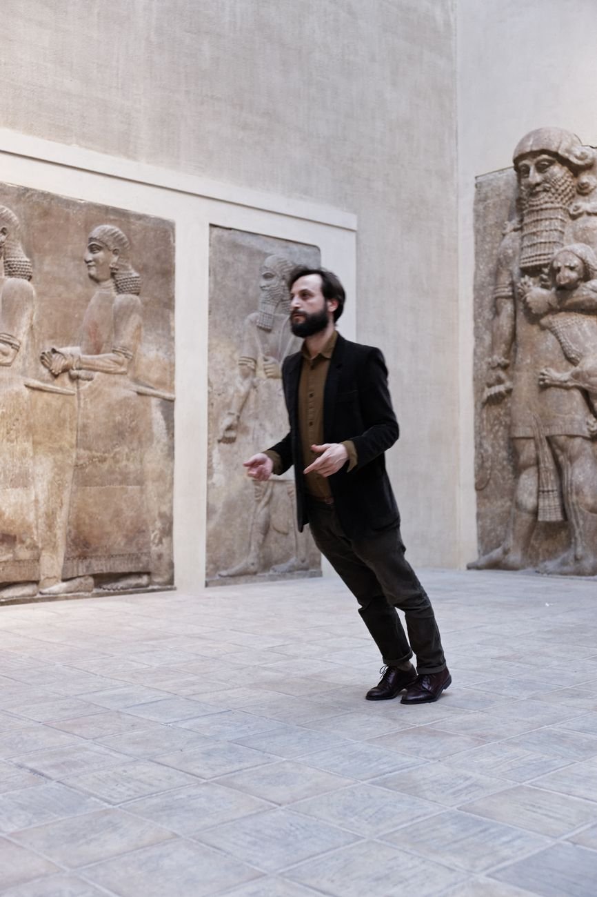 Alex Cecchetti, performance al Louvre di Parigi. Photo credit Aurélien Mole