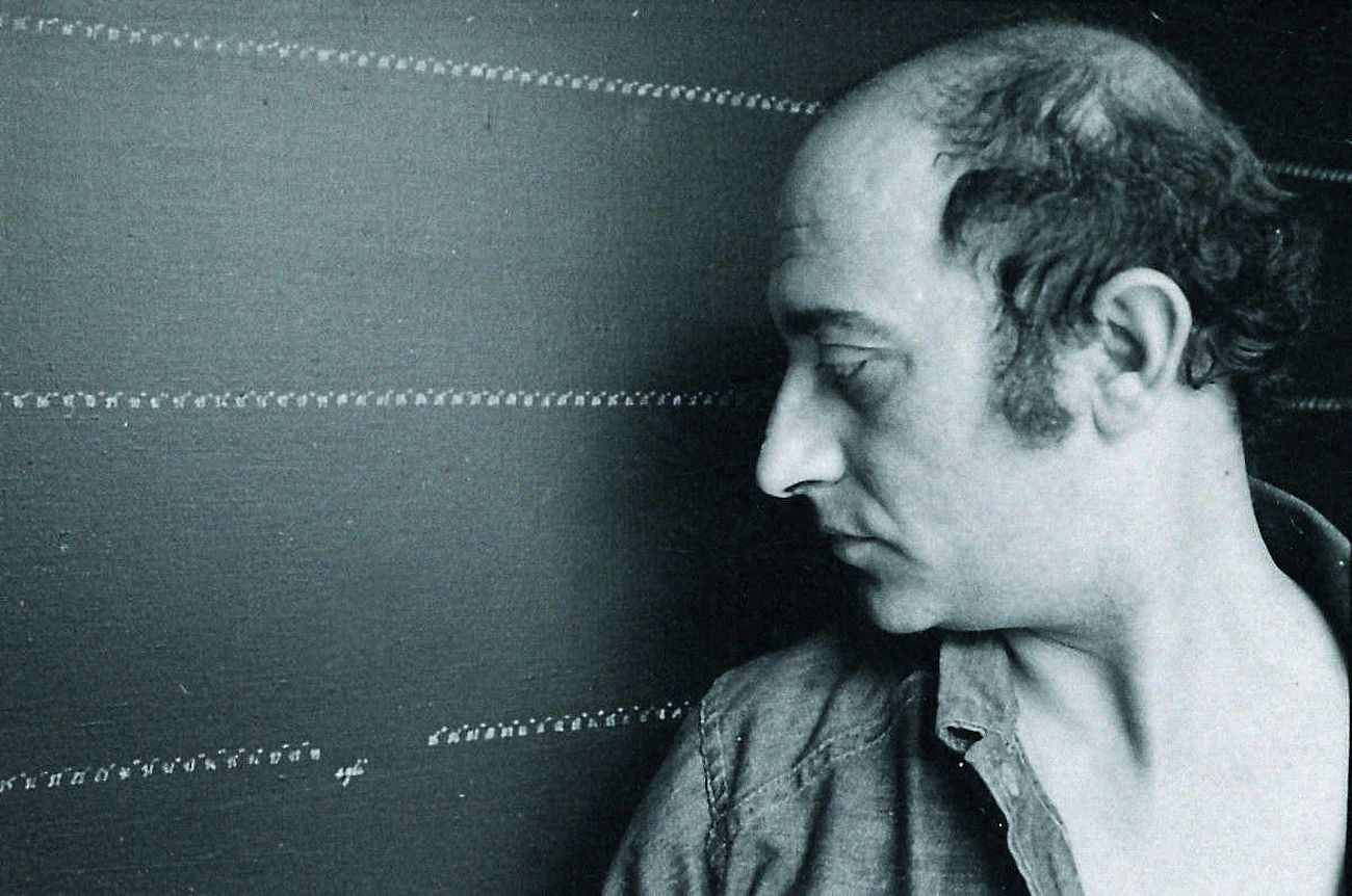 Carlo Alfano e un’opera della serie “Frammenti di un autoritratto anonimo”, 1972. Photo Luciano d'Alessandro. Courtesy Archivio Alfano