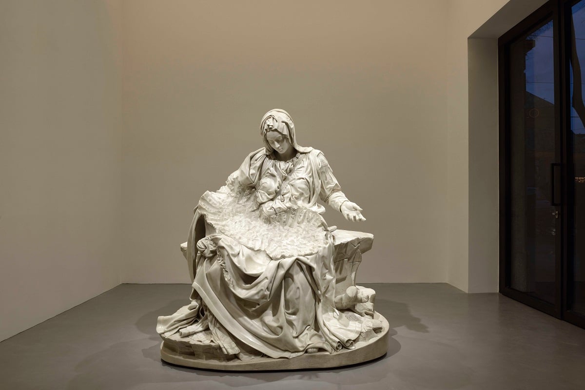 Fabio Viale, Pietà senza Cristo, 2018 -Galleria Poggiali, Milano