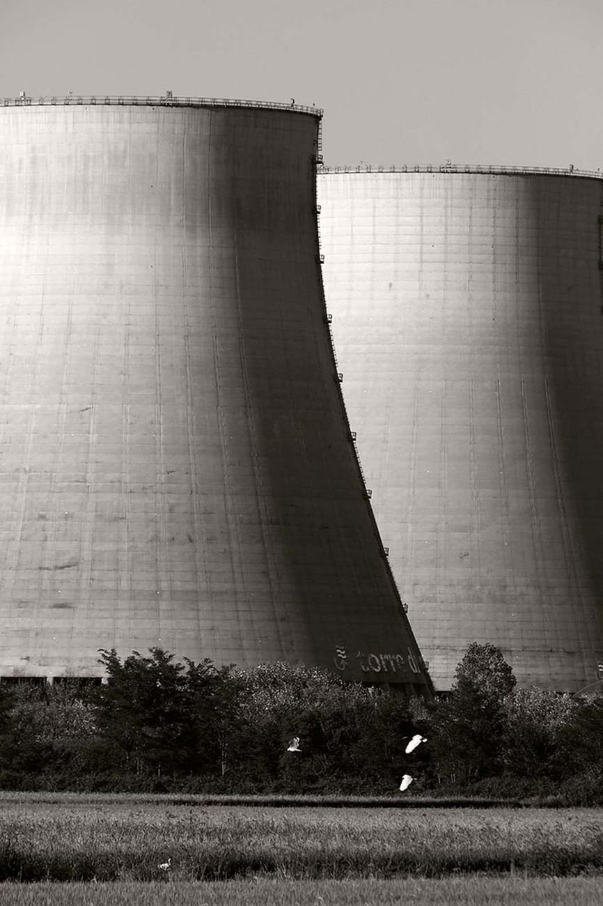 Sohei Nishino, Centrale termoelettrica Galileo Ferraris, Leri Cavour, Piemonte, dalla serie “Il Po”, agosto 2017 © Sohei Nishino