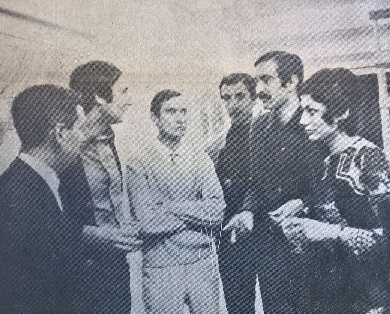 Da destra, la sig.ra Papola, il pittore Visca, il pittore Carnemolla, il giornalista Rubini, il pittore Papola e un visitatore. Gazzetta di Pescara, 10 gennaio 1971