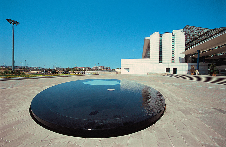 Ettore Spalletti, Fontana, 2004. Palazzo di Giustizia, Pescara. Foto Giovanni Tavano