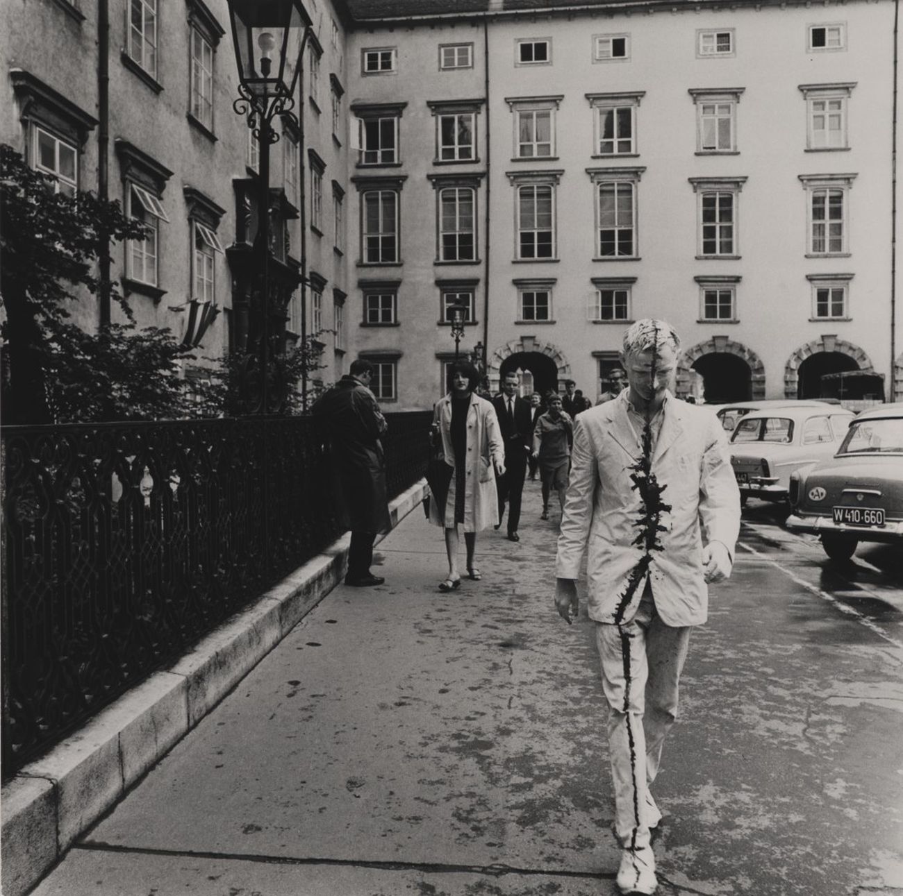 Günter Brus, Wiener Spaziergang, 1965. Photo Ludwig Hoffenreich, © Günter Brus