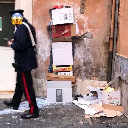 Il bacio tra Di Maio e Salvini coperto da una pila di scatoloni