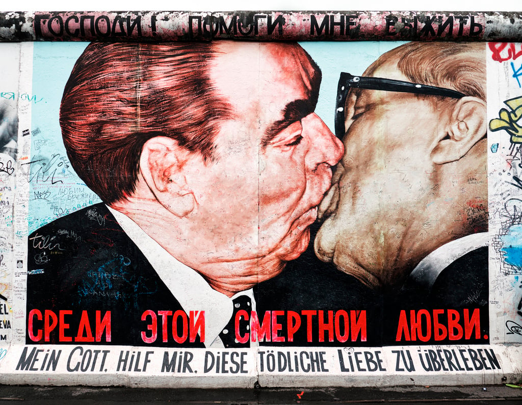 Il bacio tra Erich Honecker e Leonid Brezhnev dipinto sul muro di Berlino