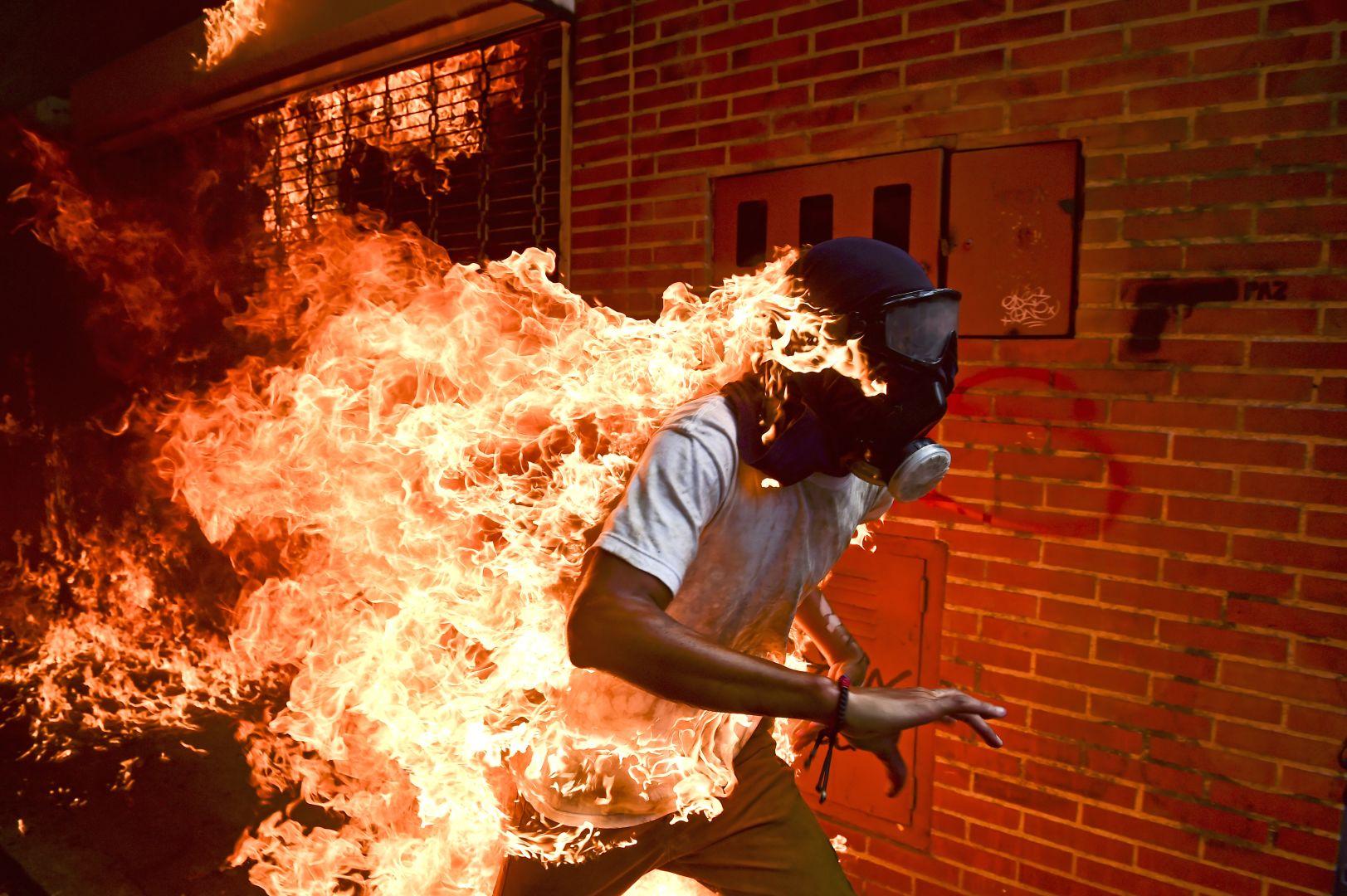 World Press Photo 2018. Ronaldo Schemidt, Venezuela Crisis, 3 maggio 2017 (Agence France Presse)