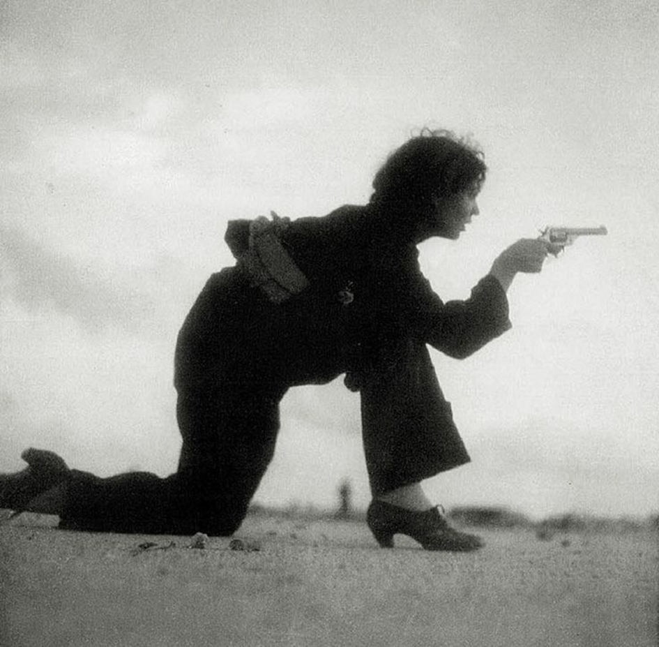Una miliziana repubblicana mentre si addestra sulla spiaggia di Barcellona agosto 1936 Foto di Gerda Taro