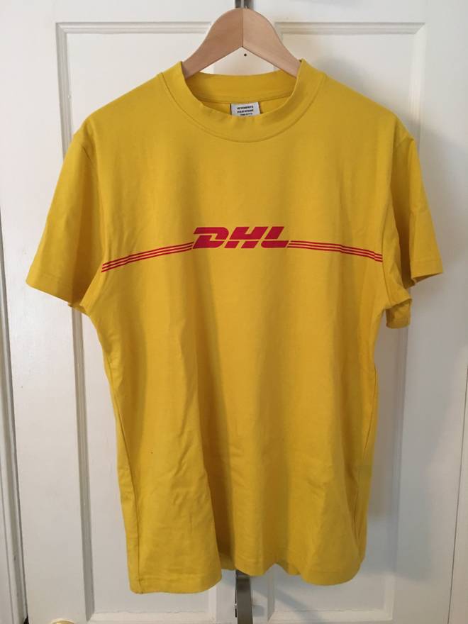 Vetements usa il logo DHL