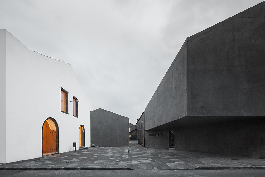 Arquipélago – Centro di Arti Contemporanee , São Miguel (Azzorre) João Mendes Ribeiro e Menos é Mais (Cristina Guedes e Francisco Vieira de Campos)