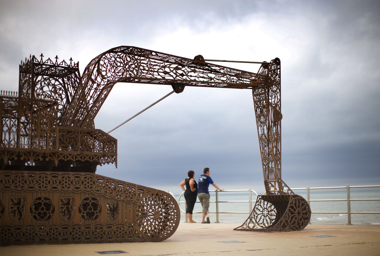 Wim Delvoye, Caterpillar, Middelkerke 2003