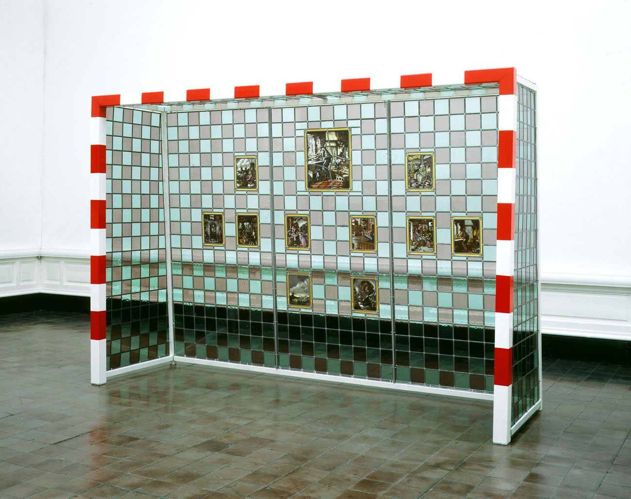 Wim Delvoye, Panem et Circenses I, 1990. Collezione S.M.A.K., Gent