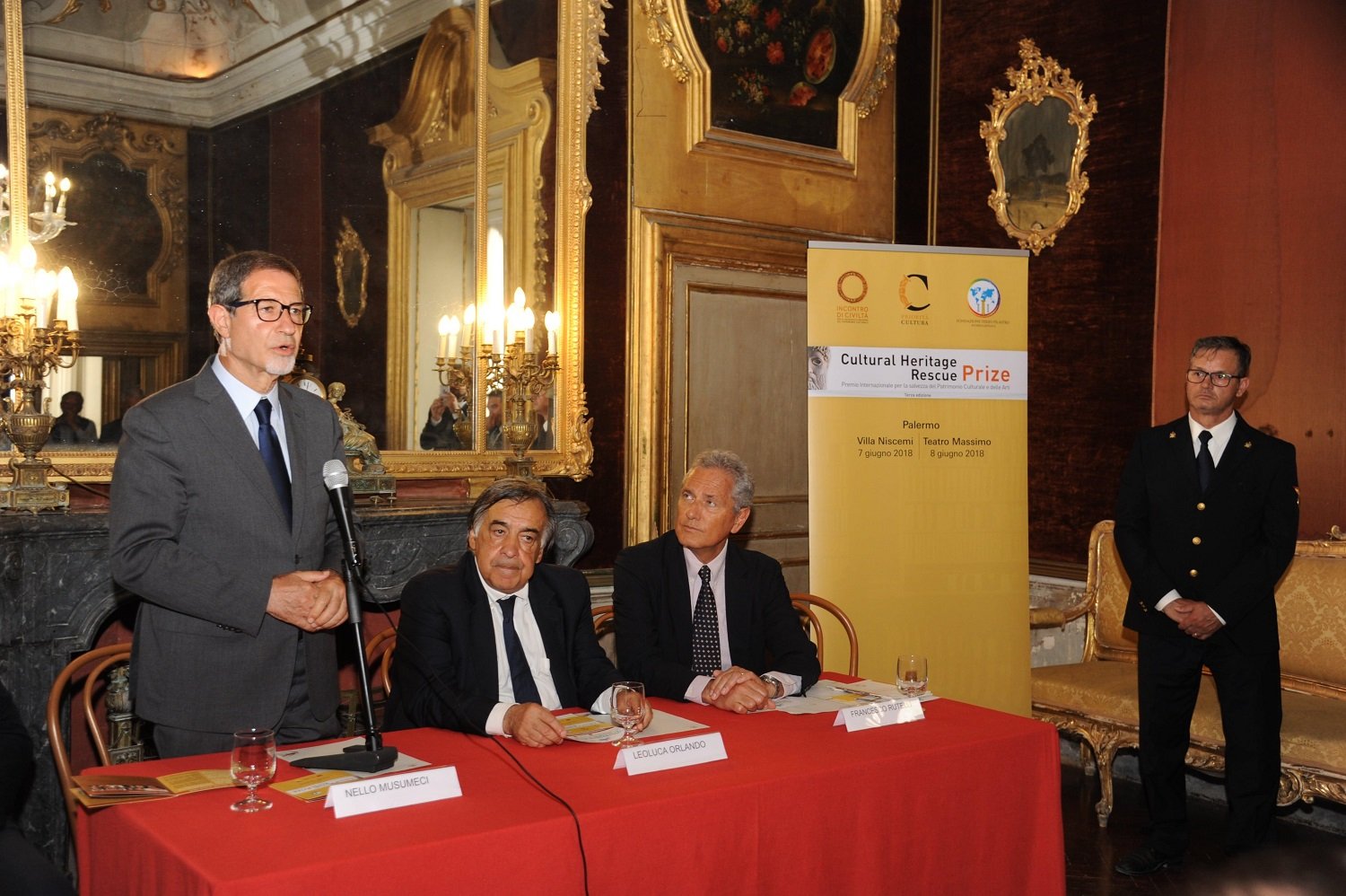 Palermo, Villa Niscemi. Il Cultural Heritage Rescue Prize alla al Qadiriyya Library di Baghdad, Da sx: il Governatore della Sicilia Nello Musumeci, il Sindaco di Palermo Leoluca Orlando e Francesco Rutelli