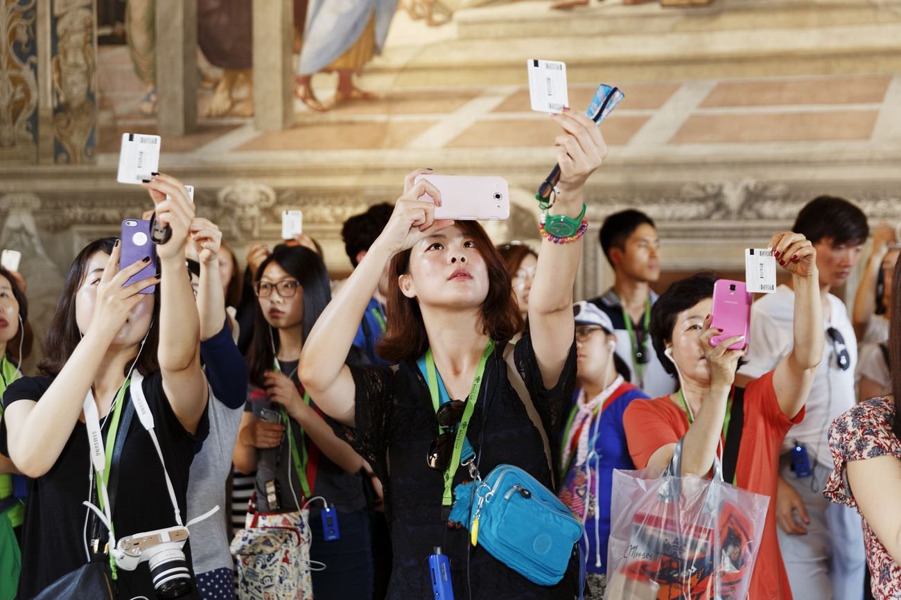 Martin Parr, Vatican Museums, 2015. Visitatori fotografano il biglietto d’ingresso nella Stanza della Segnatura di Raffaello. Musei Vaticani, Collezione d’Arte Contemporanea. Foto Martin Parr © Governatorato SCV – Direzione dei Musei