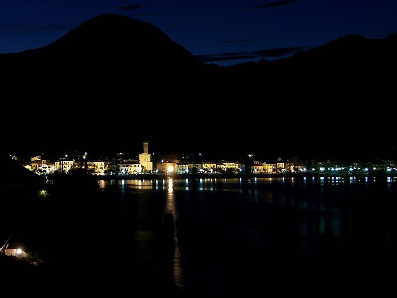 4Lago Maggiore at night photo Schwarzer Kater fonte wikimedia Fondazione CRT sostiene l’arte per 700mila euro. I vincitori del bando in 7 aree del Piemonte