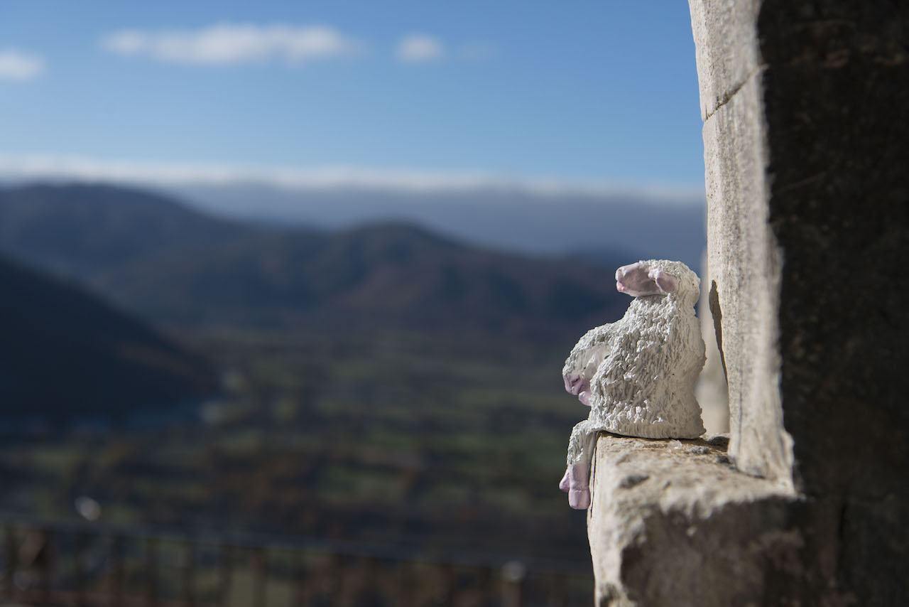 Fondazione Malutta, Maluttaklaus, 100 hand made sheeps figurines all around the borgo, December 2017, Pereto (AQ) photo credit by Giorgio Benni