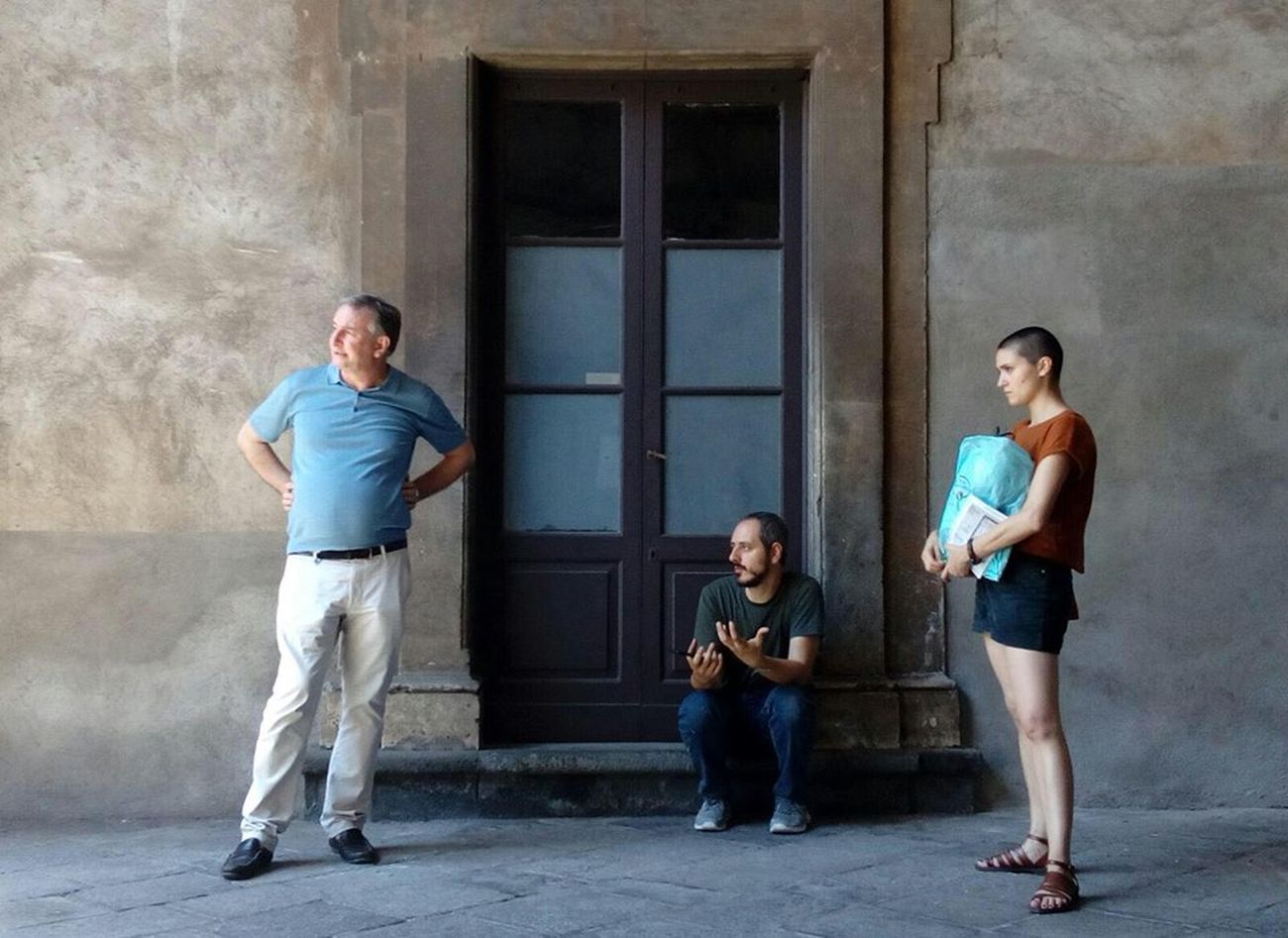 Gian Maria Tosatti (al centro) con Ludovico Pratesi e Lucrezia Longobardi a Palazzo Biscari, Catania 2018