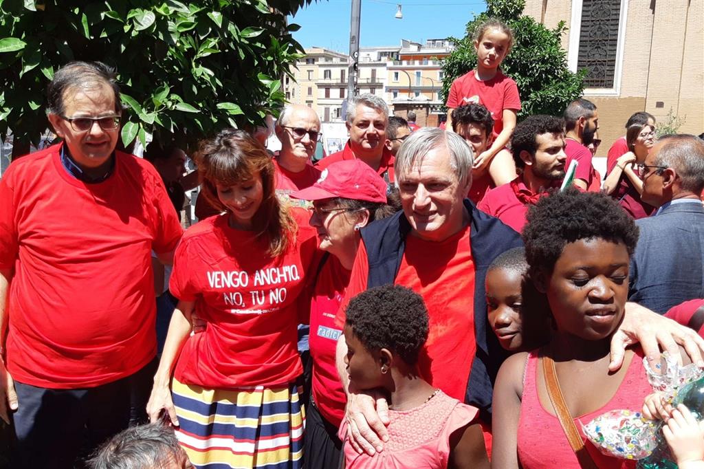 Il vescovo ausiliare di Roma Sud, don Paolo Lojudice (a sinistra), don Luigi Ciotti (al centro) e i manifestanti con le magliette rosse, 7 luglio 2018. Foto Avvenire