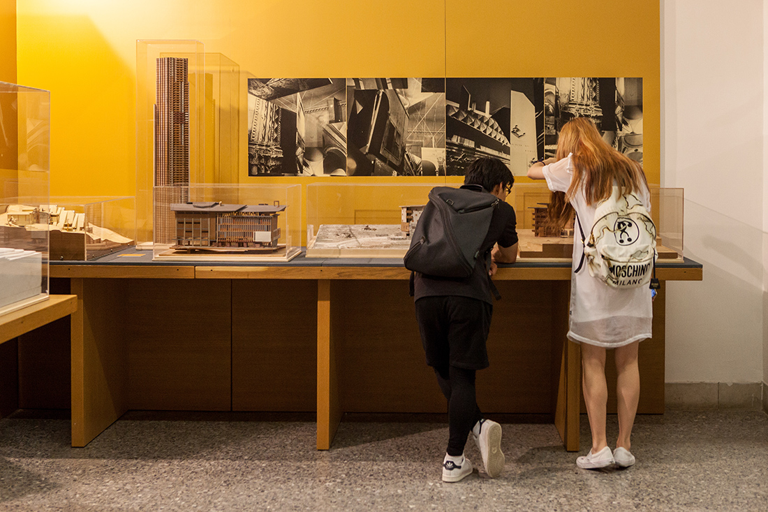 16 Tra paesaggi e storia. Wright e larchitettura organica allo Iuav. Una vista dell’allestimento. Ph. Luca Pilot Umberto Ferro Enrico Caldo Non solo Biennale di Venezia: 20 mostre di architettura da vedere adesso