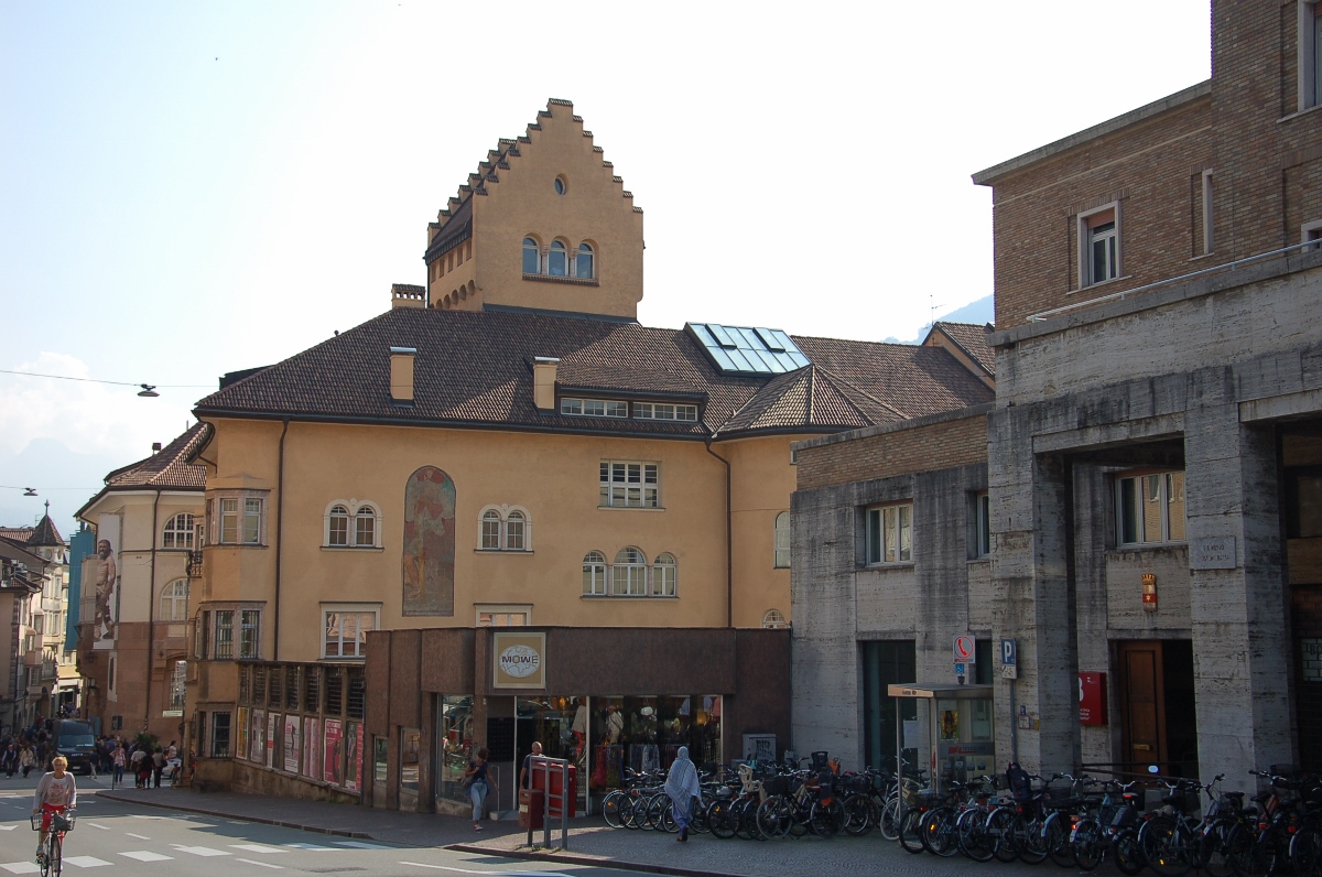  Il retro del Museo Civico di Bolzano con la torre 