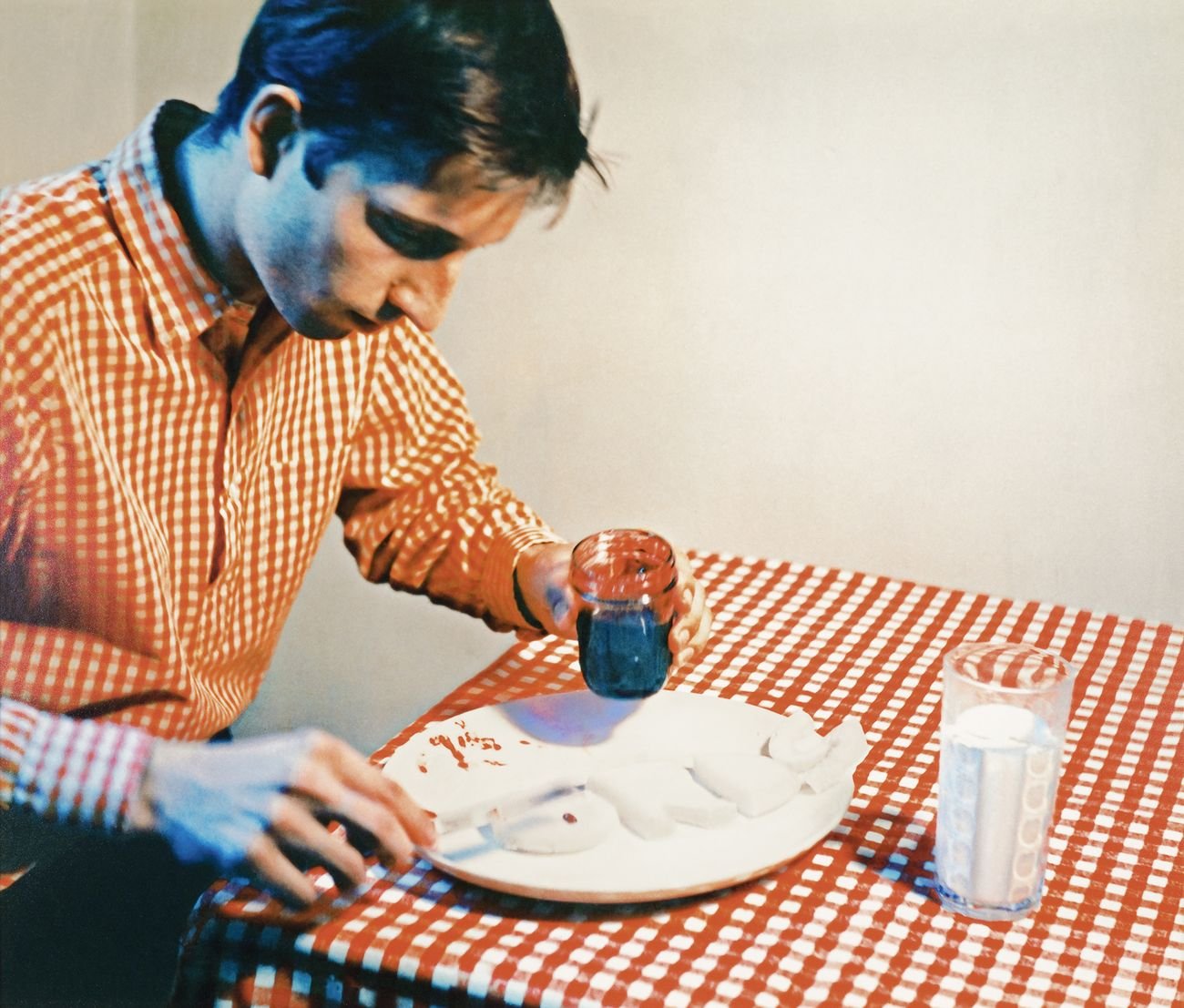 Bruce Nauman, Eating My Words, dal portfolio Eleven Color Photographs, 1966-67-1970-2007. Museum of Contemporary Art Chicago. Photo Nathan Keay © MCA Chicago © Bruce Nauman - 2018, ProLitteris, Zurich