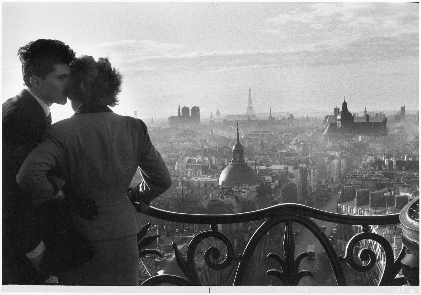Willy Ronis, Les Amoureux de la Bastille, Paris, 1957, Ministère de la Culture : Médiathèque de l’architecture et du patrimoine :Dist RMN GP © Donation Willy Ronis