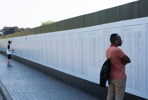 The List, l'opera di Banu Cennetoğlu alla Biennale di Liverpool