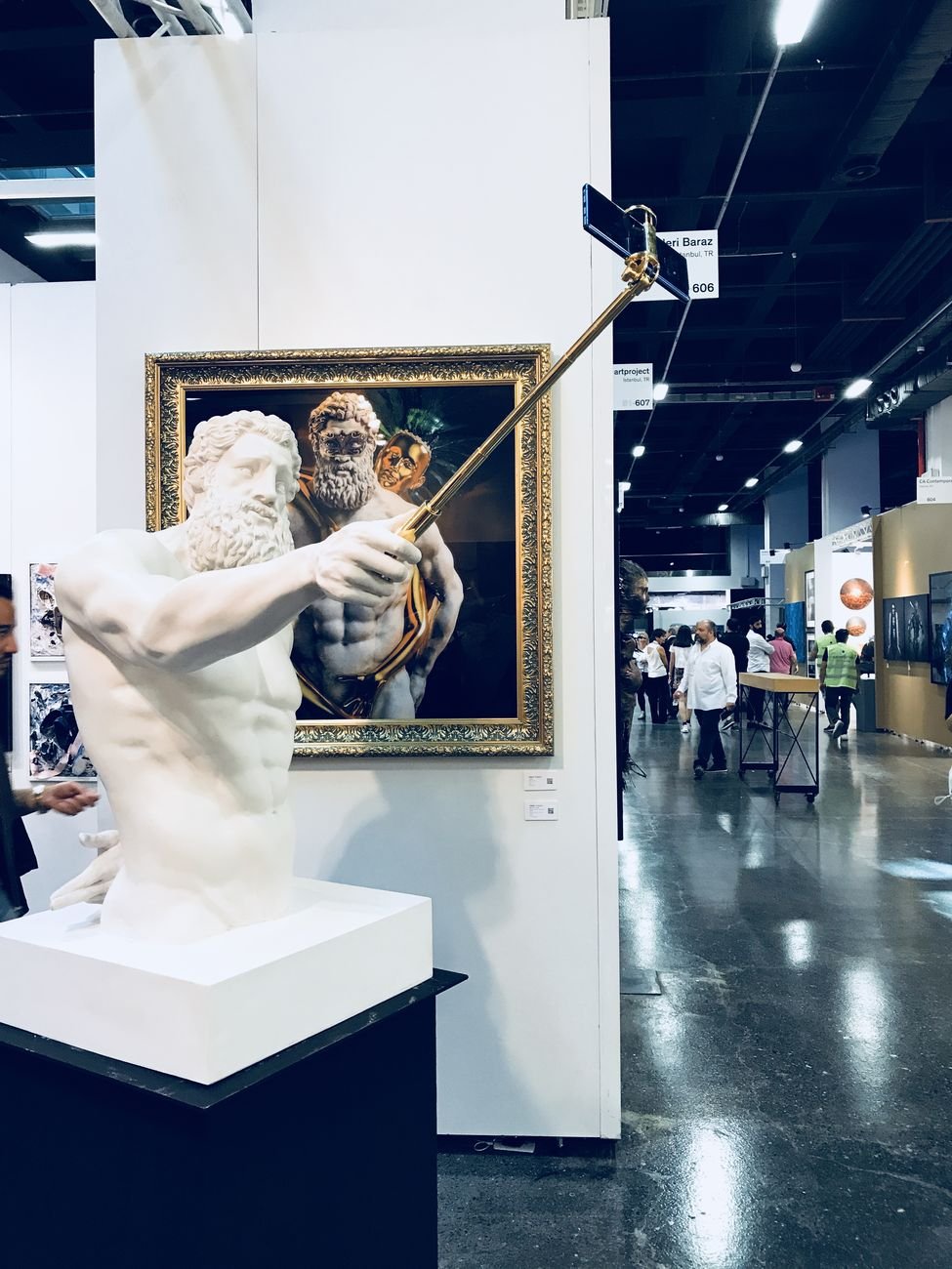 Contemporary Istanbul 2018. Hercules Selfie di Emre Yusufi da Galeri Baraz
