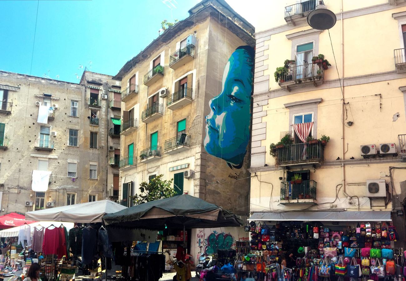 David Diavù Vecchiato, Cucù...Tetè, murale per Urban Neapolis, Piazza Pignasecca, Napoli, 2018. Photo Francesco Fagnoni