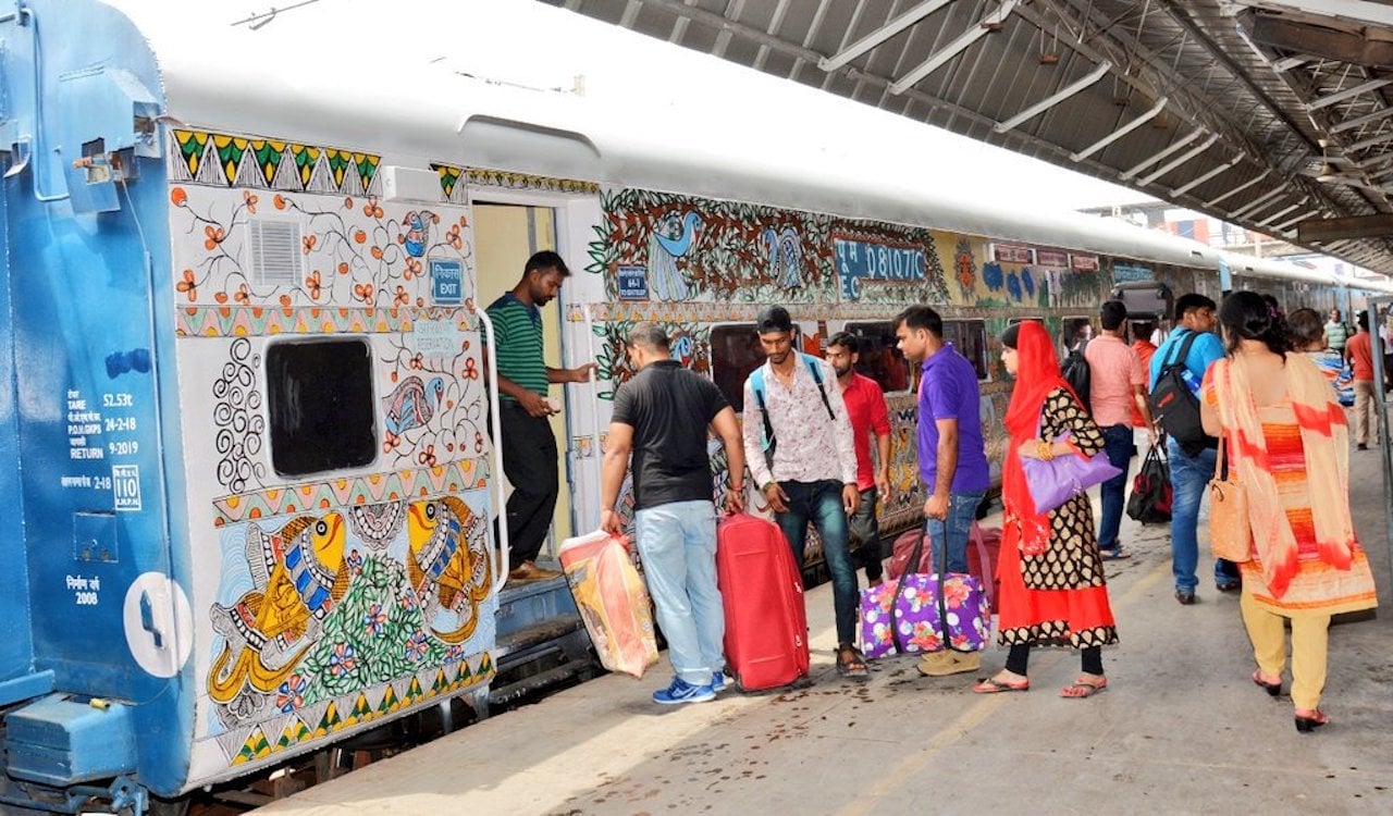 Treni decorati dagli artisti in India