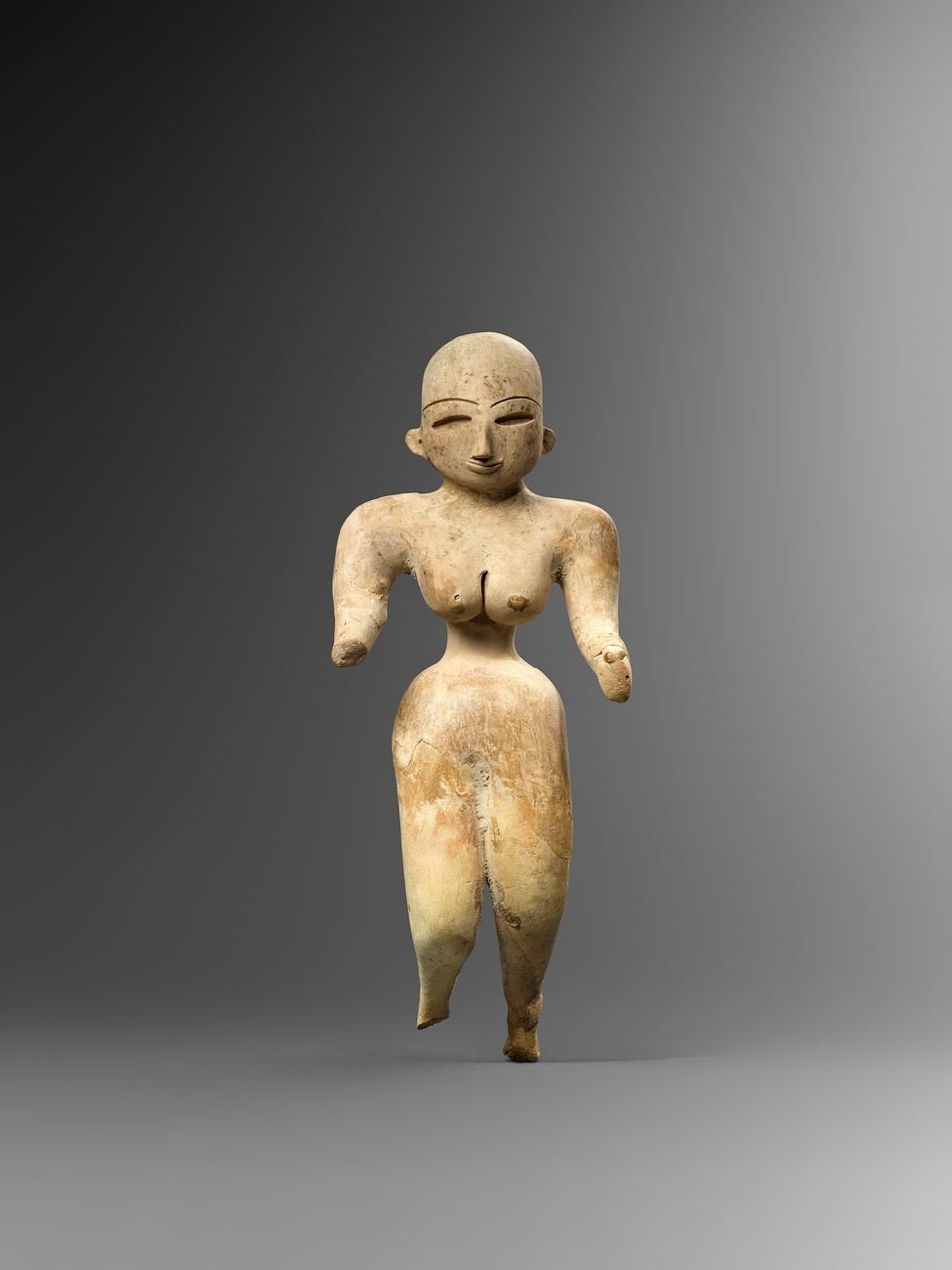 Figura femminile stante, Civiltà dell’Indo, Belucistan, Mehrgarh, stile VII (ca. 2700–2500 a.C.), Collezione Ligabue, Venezia © Fondazione Giancarlo Ligabue. Photo Hughes Dubois