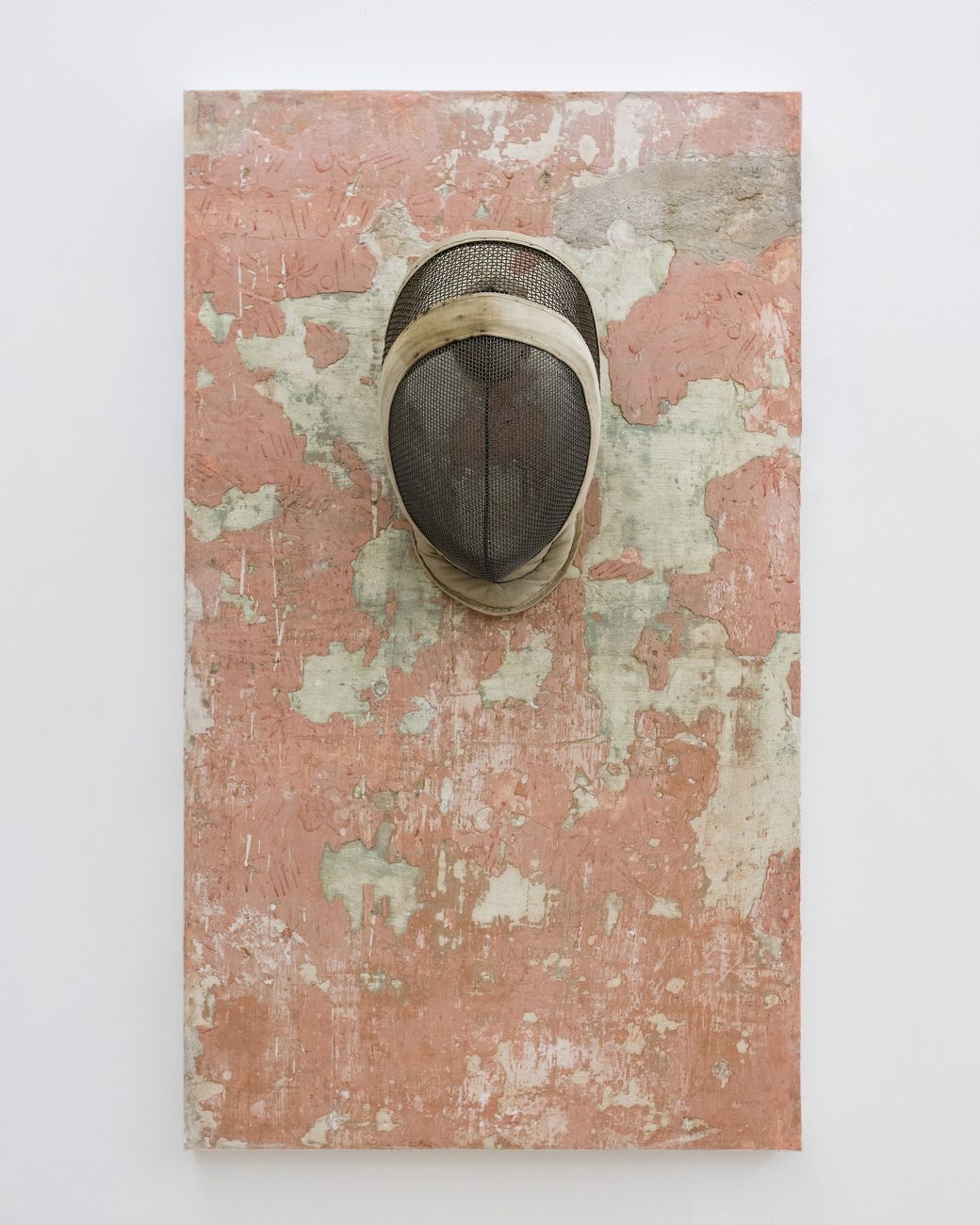 Gian Maria Tosatti, 5_I fondamenti della luce - archeologia (maschera da scherma e intonaco), 2015-16. Galleria Lia Rumma, Milano-Napoli. Photo © Gian Maria Tosatti. Courtesy Galleria Lia Rumma, Milano-Napoli