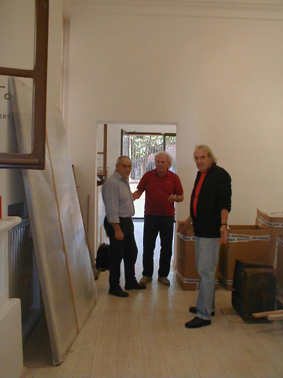Gastini, Spagnulo e Mattiacci, durante l'allestimento della mostra Materica, presso Otto Gallery, 2003