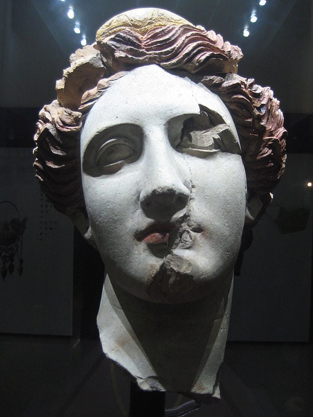 Testa di donna in terracotta, IV seco a. C,, MarTa di Taranto