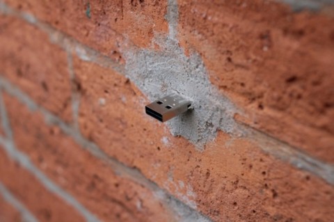 120 Metti una USB dentro a un muro. E il peer-to-peer diventa artistico…