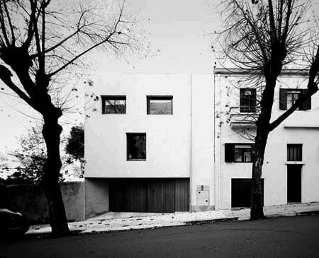 Casa na rua do Crasto Porto Eduardo Souto Moura 2001 Campioni in coppia. Dopo Alvaro Siza, Eduardo Souto de Moura vince il Pritzker Architecture Prize