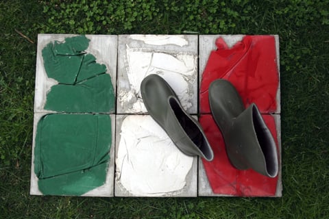 Loredana Longo - Floor#2- a short walk on a little flag (Francesco Pantaleone, Palermo) Loredana Longo FLOOR2 a short walk on a little flag 20106 mattonelle in cemento abiti da lavoro 50 x 75 x 3 cm courtesy Francesco Pantaleone Galleria o mini-kunsthalle? Nuovi territori al confine tra pubblico e privato. Da VM21 a Roma