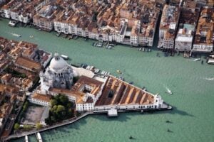 Palazzo Grassi e Punta della Dogana dall’alto. I musei visti dai droni