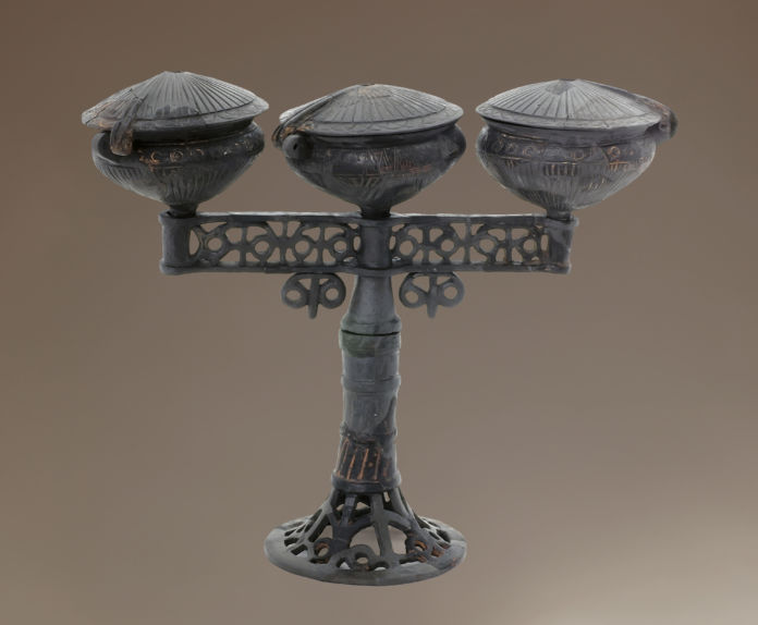 Incensieri di bucchero con decorazioni a traforo, VII sec. a. C., dalla necropoli Montereggi (© Soprintendenza per i Beni Archeologici della Toscana – Foto Paolo Nannini)