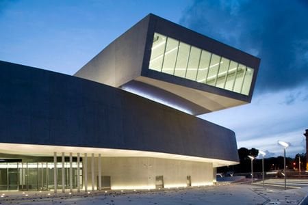 MAXXI lanterna d’Italia. L’attico di Zaha Hadid bianco, rosso e verde…