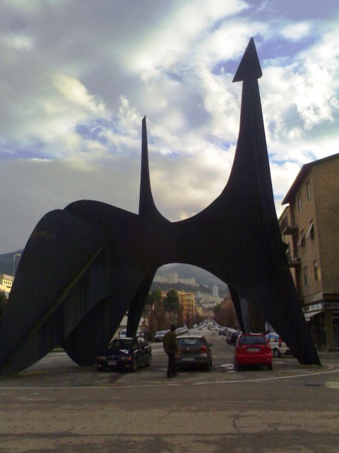 181220104957 C'è una cittadina al mondo che possiede un Calder pazzesco e lo tratta peggio di uno spartitraffico. E questa cittadina sta...