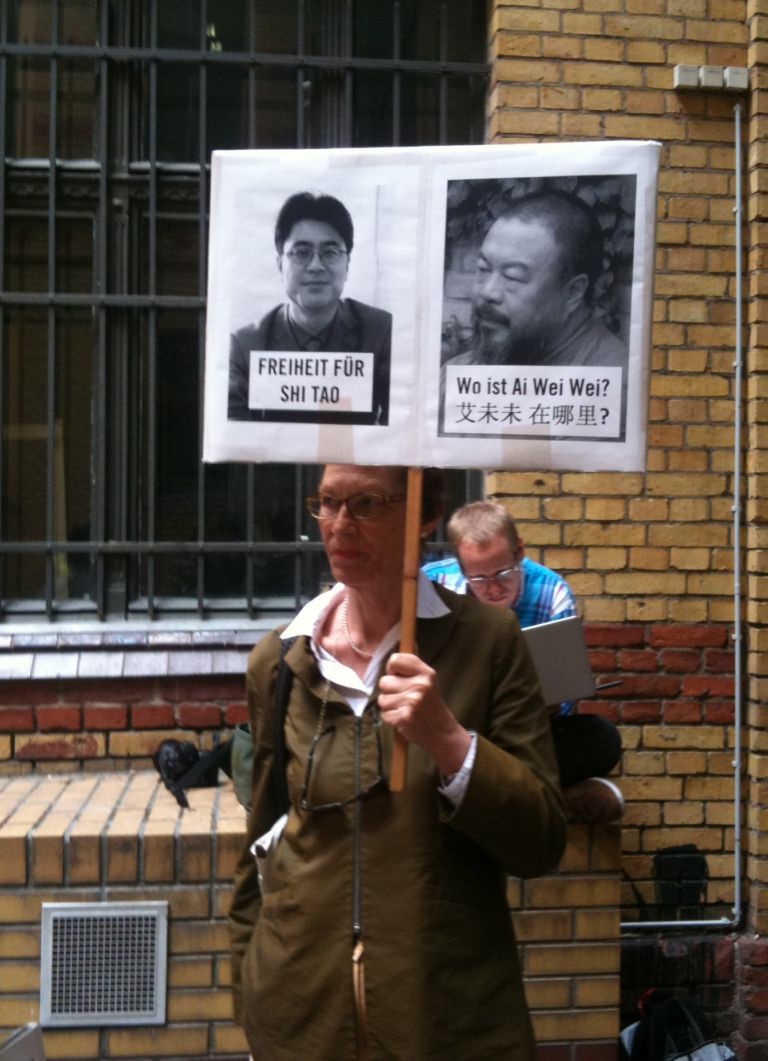 Ai Weiwei 2 Gallery Weekend Updates: Neugerriemschneider inaugura Wei Wei ma Ai non c'è. E Berlino si stringe idealmente attorno a lui