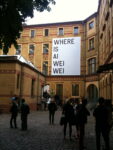 Ai Weiwei 4 Gallery Weekend Updates: Neugerriemschneider inaugura Wei Wei ma Ai non c'è. E Berlino si stringe idealmente attorno a lui