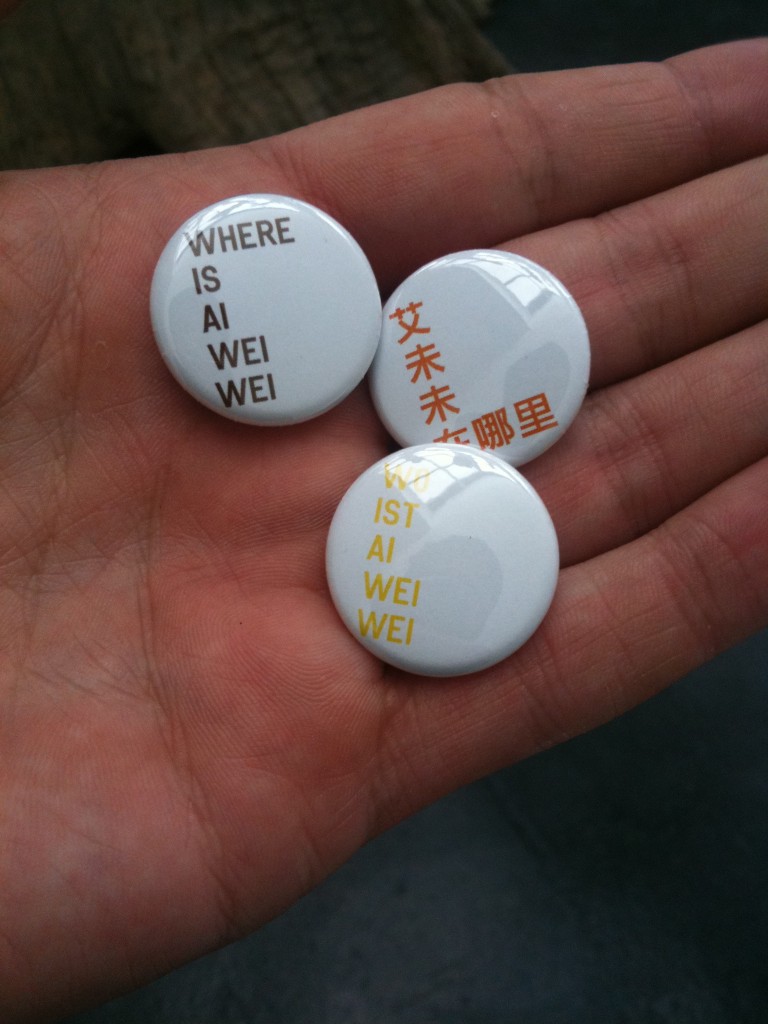 Ai Weiwei 5 Gallery Weekend Updates: Neugerriemschneider inaugura Wei Wei ma Ai non c'è. E Berlino si stringe idealmente attorno a lui