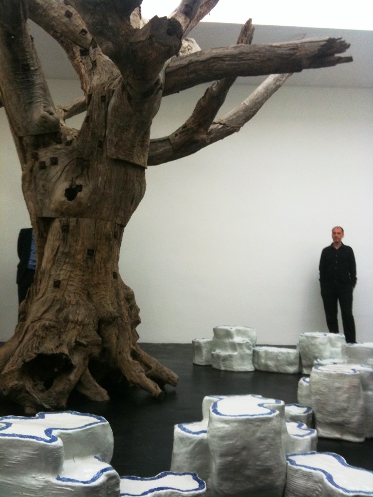 Ai Weiwei 7 Gallery Weekend Updates: Neugerriemschneider inaugura Wei Wei ma Ai non c'è. E Berlino si stringe idealmente attorno a lui
